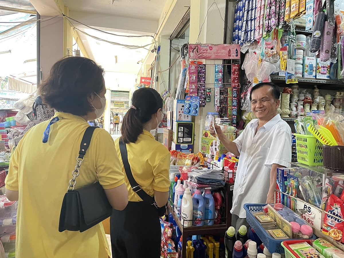 Cán bộ PVcomBank tiếp cận từng hộ kinh doanh để tìm hiểu nhu cầu khách hàng.