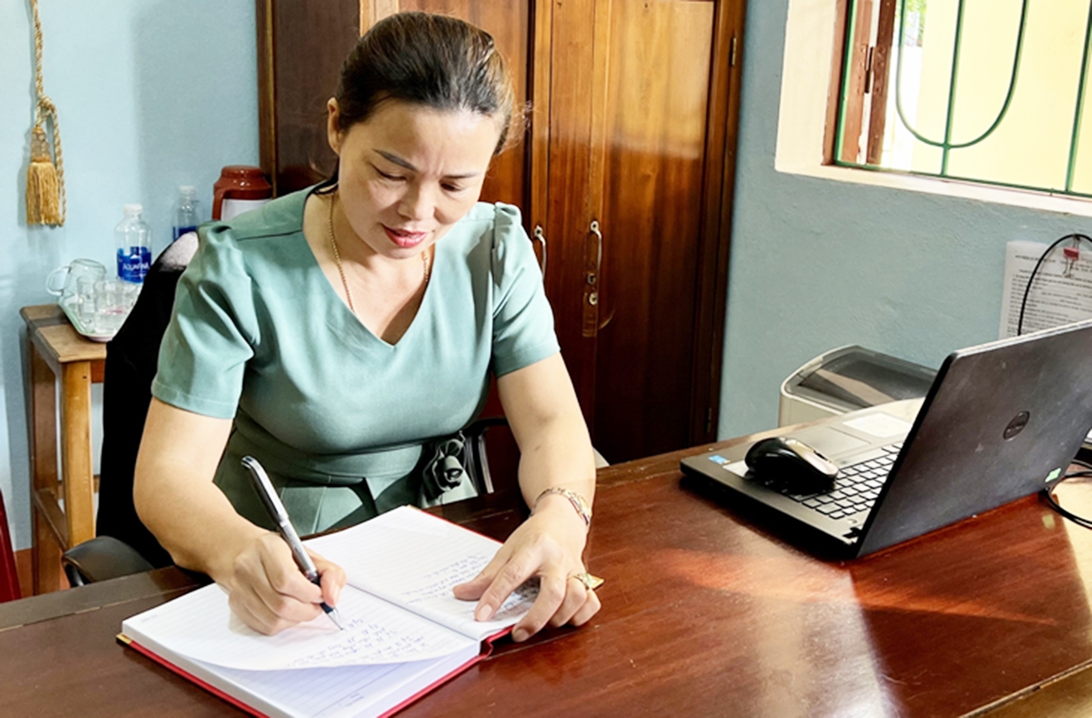 Chị Hà Thị Hoa đã bén duyên với công tác BHXH gần 13 năm, thu hút hàng nghìn người vào chuỗi an sinh &lpar;Ảnh: BQB&rpar;.