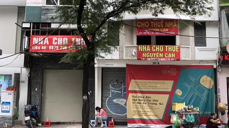 Từng sầm uất, tấp nập mua bán, nhưng giờ đây nhiều tuyến phố trung tâm Hà Nội lại đầy rẫy những biển hiệu cho thuê, sang nhượng mặt bằng.