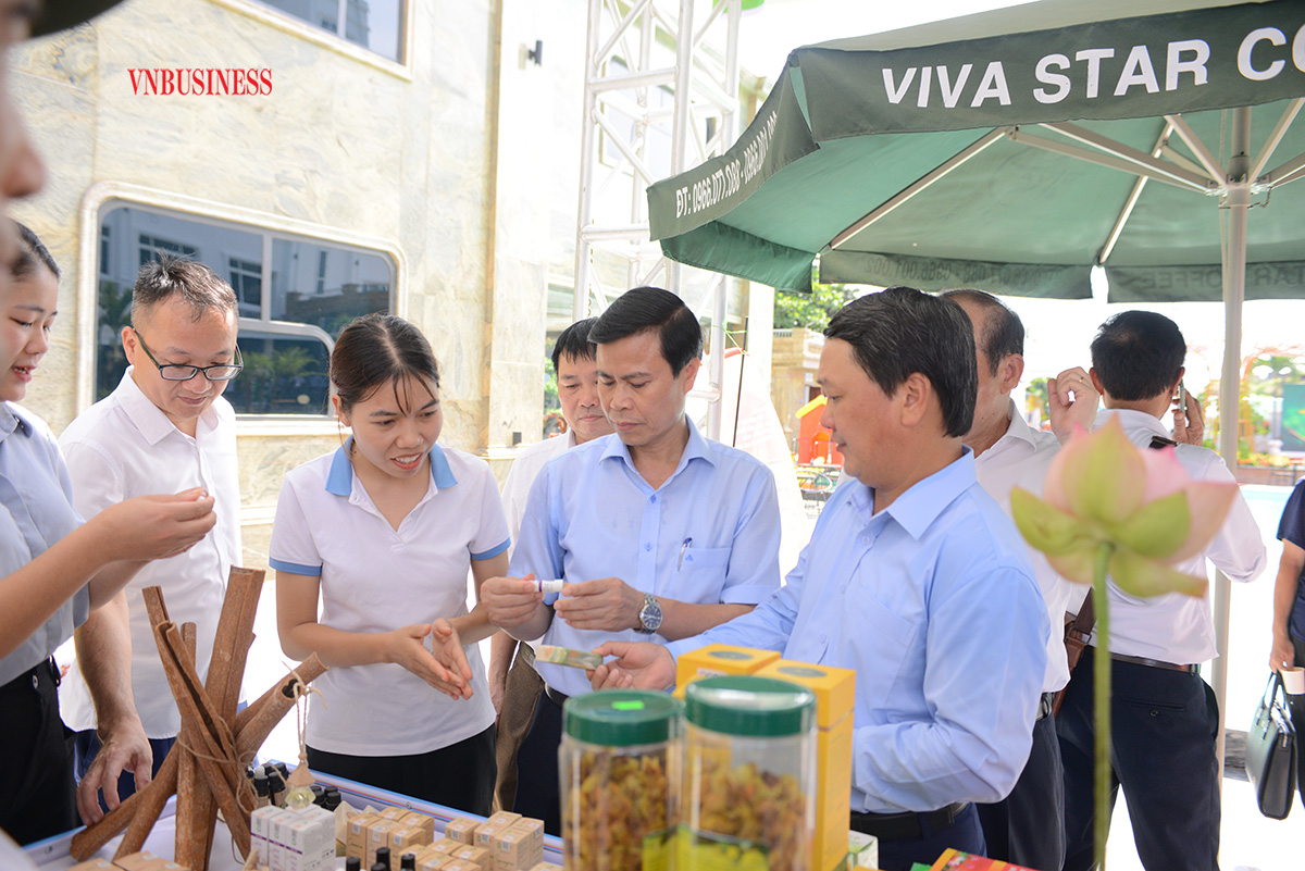 Các đại biểu tham quan các gian hàng của HTX.