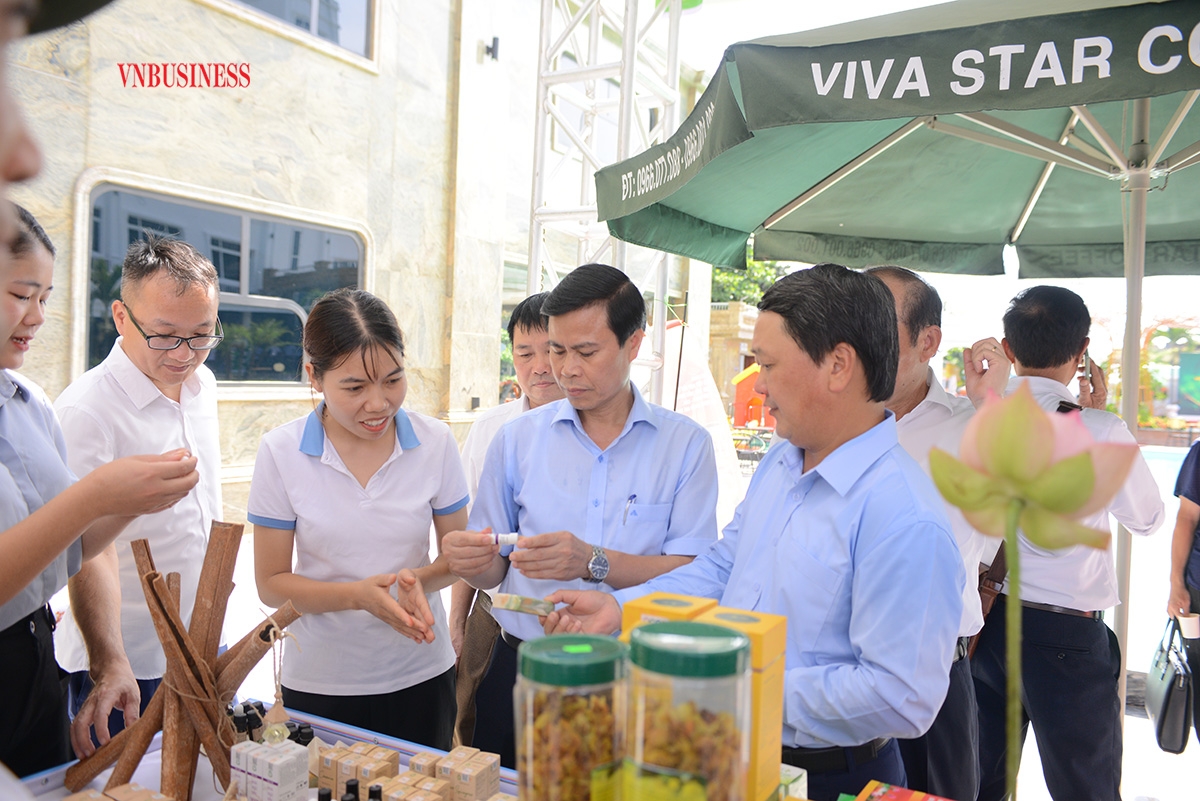 Các đại biểu tham quan các gian hàng của HTX.