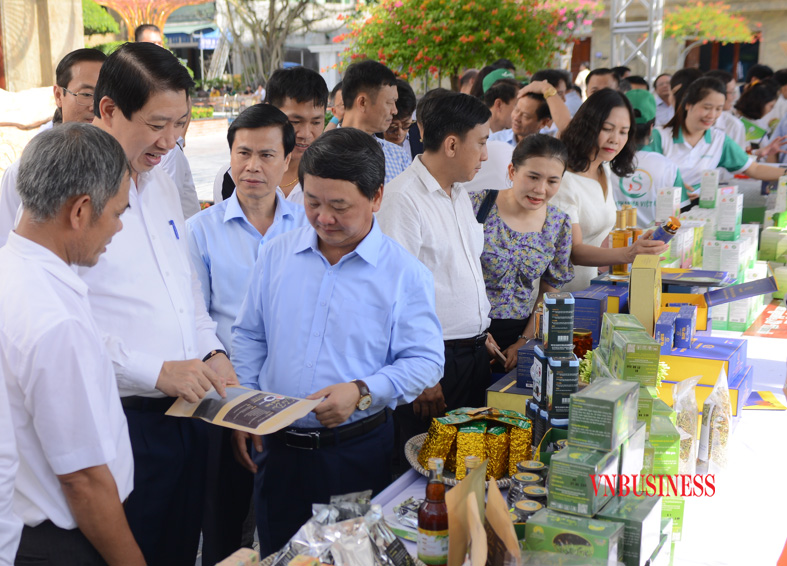 Ủy viên BCH TW Đảng - Bộ trưởng, Chủ nhiệm Uỷ ban Dân tộc Hầu A Lềnh, cho rằng Nhà nước đã có chính sách phát triển nguồn dược liệu tại vùng dân tộc miền núi nhằm hướng đến mục tiêu mỗi năm giảm tỷ lệ đói nghèo là 30% ở các thôn, bản, xã nghèo và hướng đến tăng thu nhập từ 2-3 lần tại các vùng khó khăn.