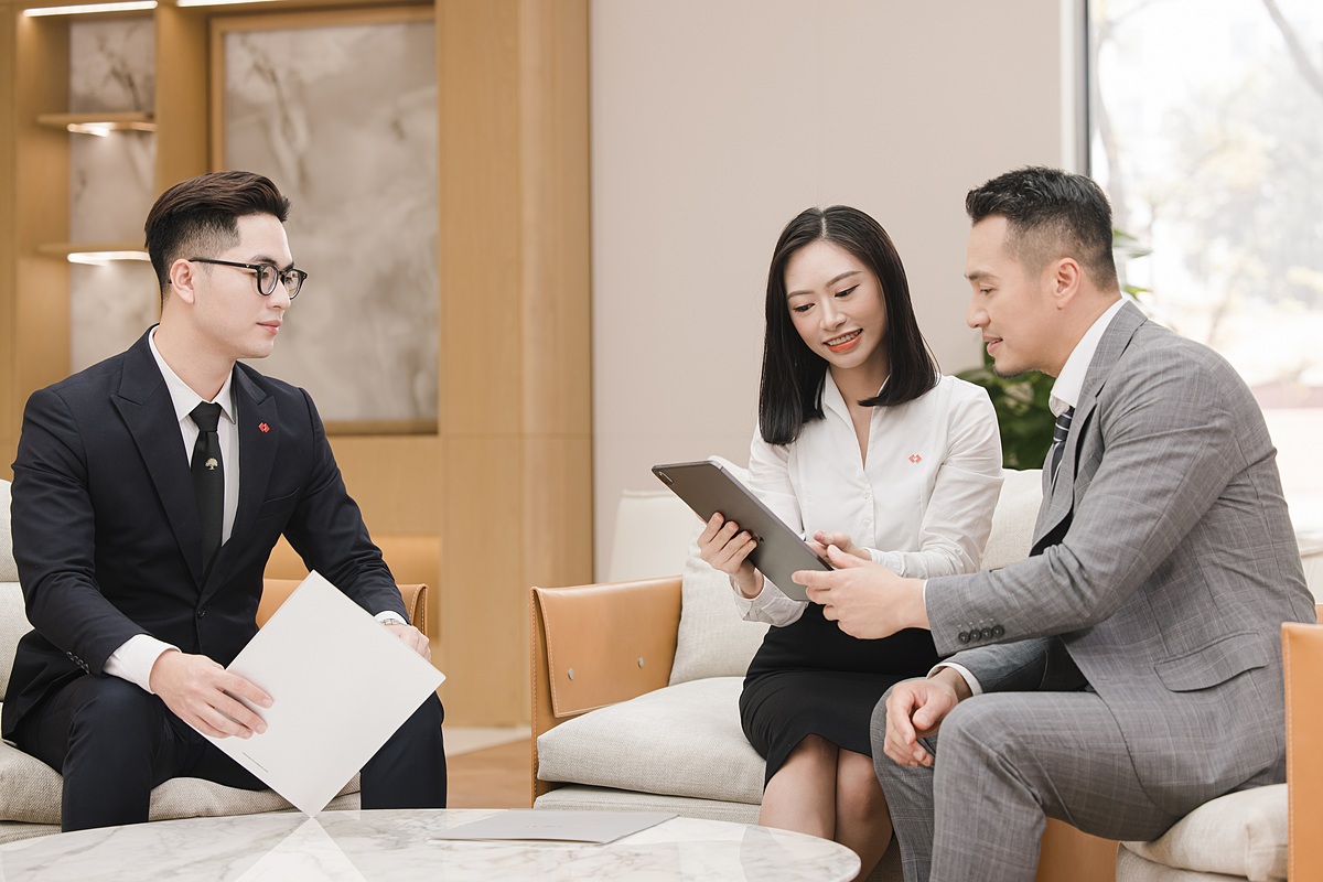 Đội ngũ nhân viên tài năng chính là tài sản lớn nhất và là nền tảng cho thành công của ngân hàng.