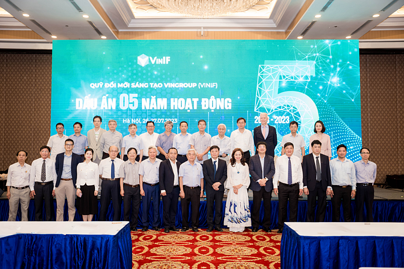 Đại diện Quỹ đổi mới sáng tạo Vingroup &lpar;VinIF&rpar; chụp ảnh lưu niệm cùng các vị đại biểu.