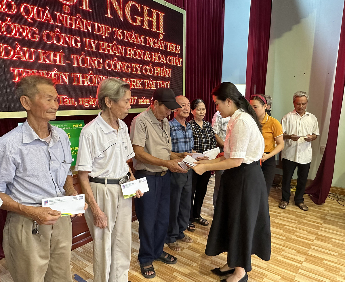 Công ty Cổ phần truyền thông Vmark đã đồng hành cùng UBND xã Đông Tân, tỉnh Thái Bình tổ chức buổi gặp mặt trao quà.