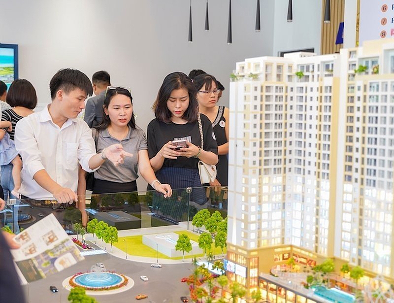 Nhà đầu tư tìm hiểu một dự án bất động sản tại phía Nam.