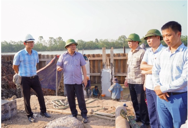 Ông Nguyễn Đức Thọ &lpar;đứng thứ 2 từ trái sang&rpar;.