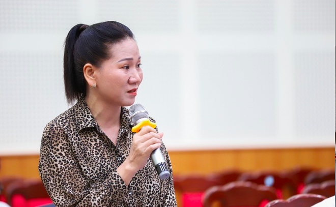 Chị Nguyễn Thị Huyền, Quản đốc phân xưởng may của Nhà máy dệt kim Haprosimex bật khóc khi chia sẻ về những hoàn cảnh éo le.