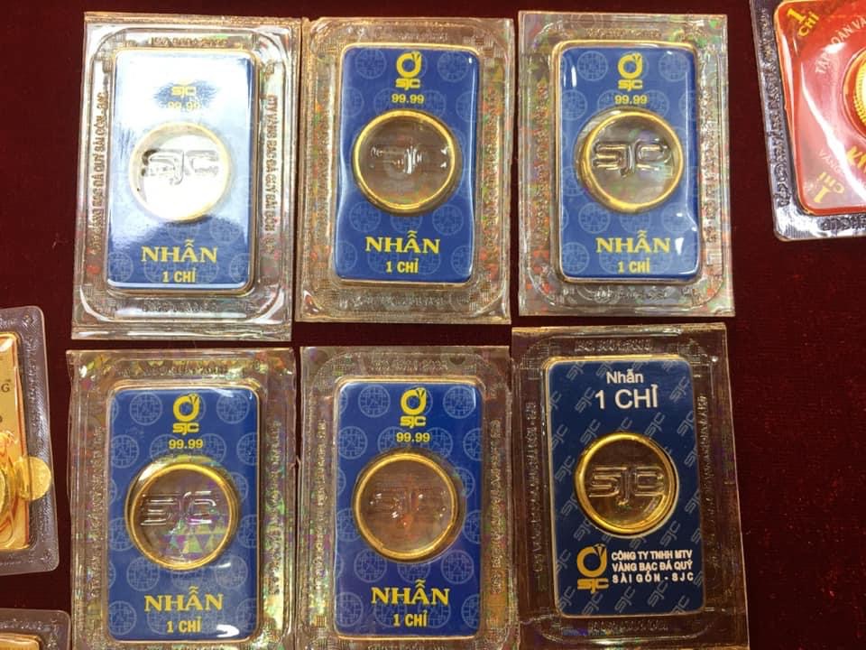 Giá vàng nhẫn tăng khá mạnh với mức tăng cao nhất là 150.000 đồng/lượng, trong khi giá vàng miếng SJC quay đầu giảm nhẹ.