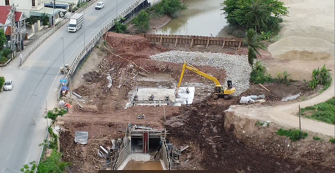 Thi công cống xung yếu Bắc Phong 2, thuộc huyện Tiên Lãng.