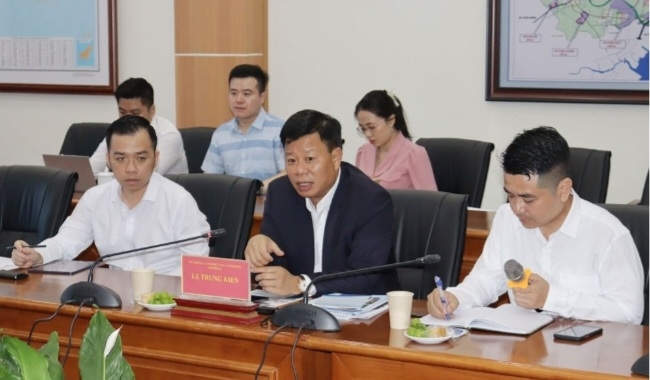 Ông Lê Trung Kiên &lpar; ngồi giữa&rpar; tại buổi làm việc với đoàn.