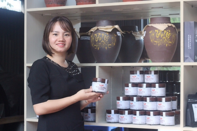 Chị Sải Thị Bích Huế, Giám đốc HTX Quang Tom giới thiệu sản phẩm chế biến từ quả mận tam hoa.