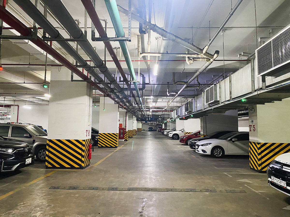 Hầm xe ô tô tại GoldSilk Complex.