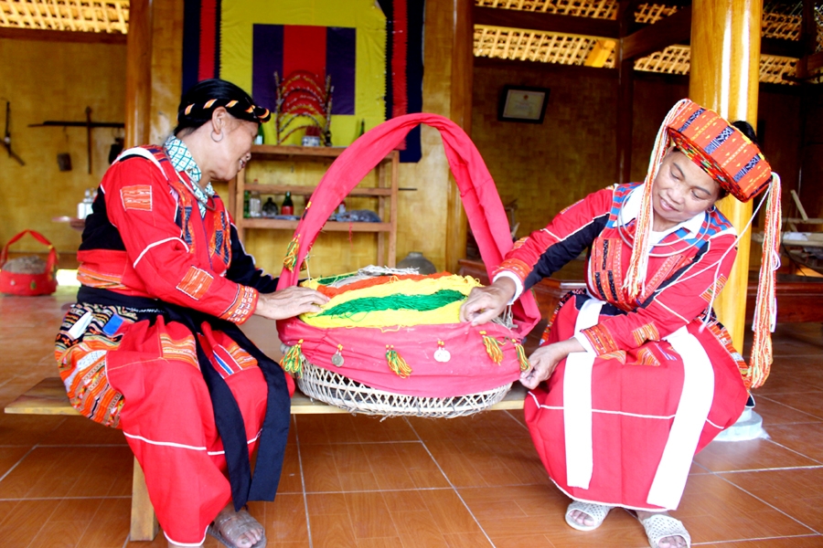 HTX dệt thổ cẩm Pà Thẻn đang nỗ lực áp dụng chuyển đổi số, livestream bán hàng, giới thiệu các sản phẩm lên mạng xã hội.