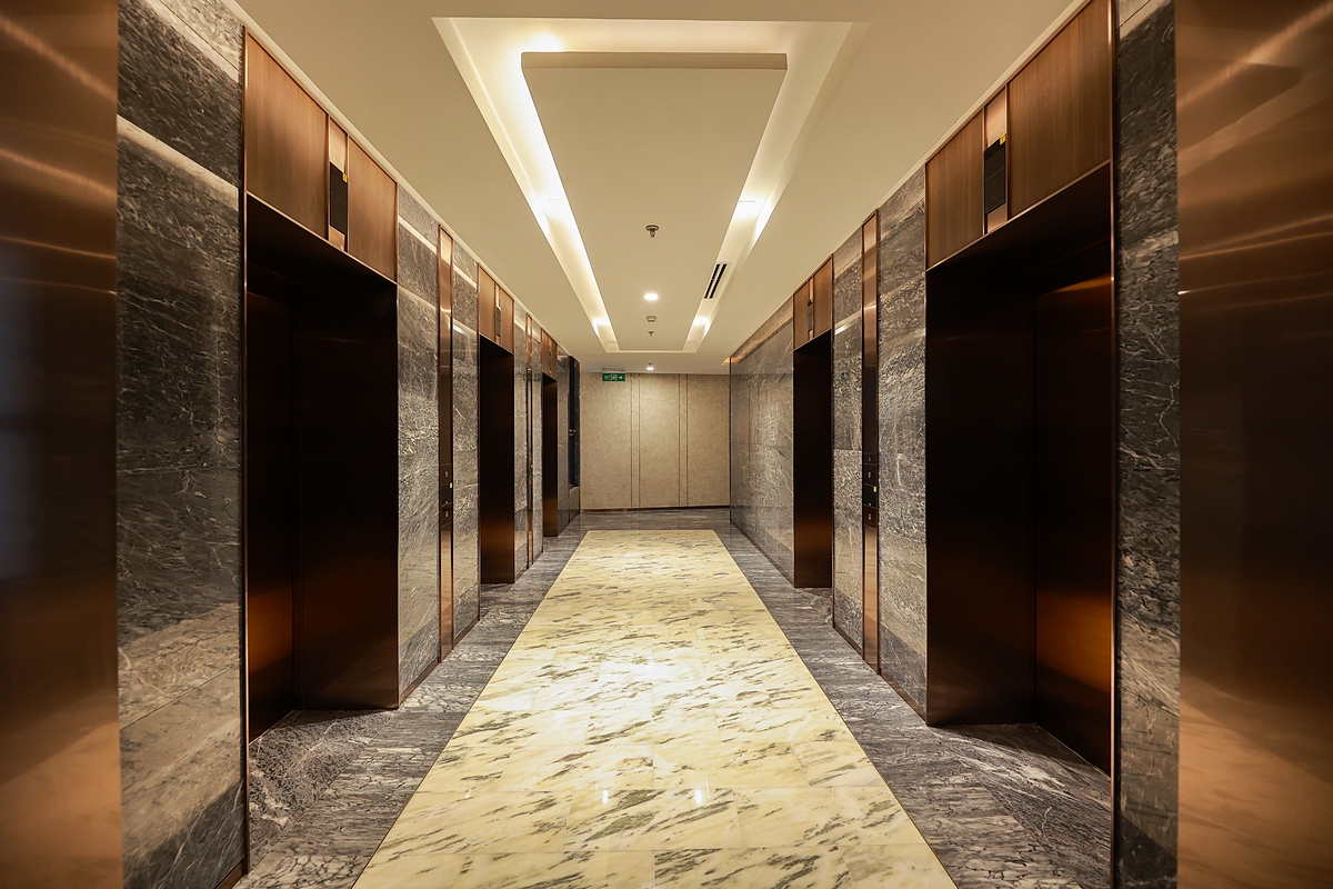 Sảnh thang máy dự án LUMIÈRE riverside có sự kết hợp giữa màu sắc của đá marble nhập khẩu nguyên tấm từ Bồ Đào Nha và ánh vàng đồng tạo nên không gian sang trọng.