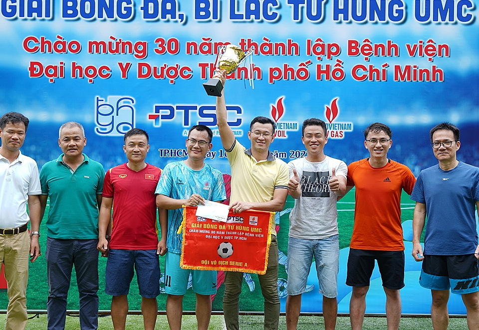 Đón nhận Cúp vô địch giải đấu, đội tuyển Cơ quan Điều hành PV GAS cũng nhận được những lời chúc mừng thân ái và đoàn kết.