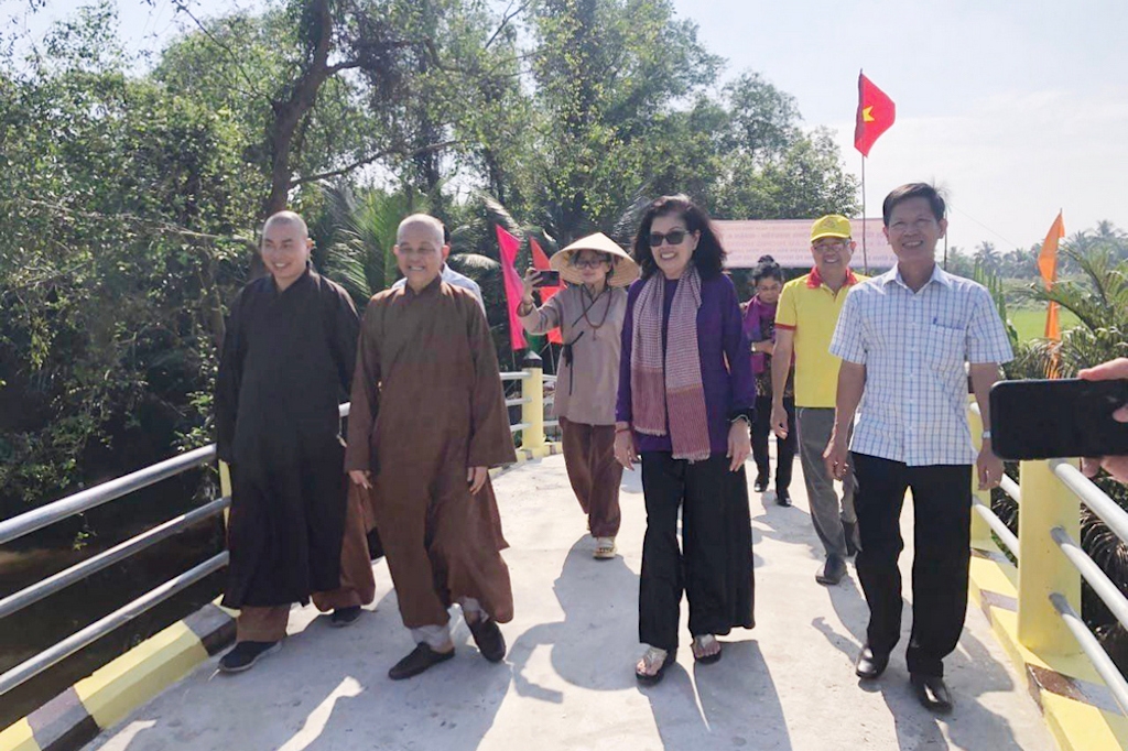 Niềm vui của chư tăng và phật tử sau khi đóng góp và hoàn thành xây dựng cầu nông thôn ở Bến Lức.