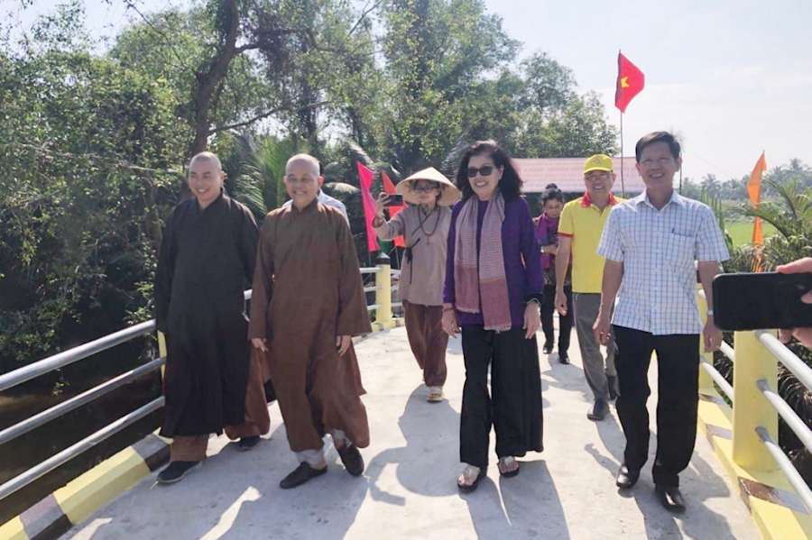 Niềm vui của chư tăng và phật tử sau khi đóng góp và hoàn thành xây dựng cầu nông thôn ở Bến Lức.