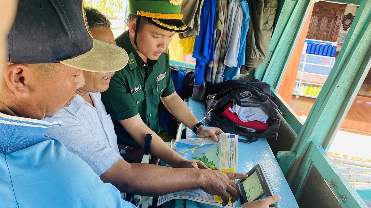 Các ngư dân, doanh nghiệp được hướng dẫn chi tiết, tận tình.