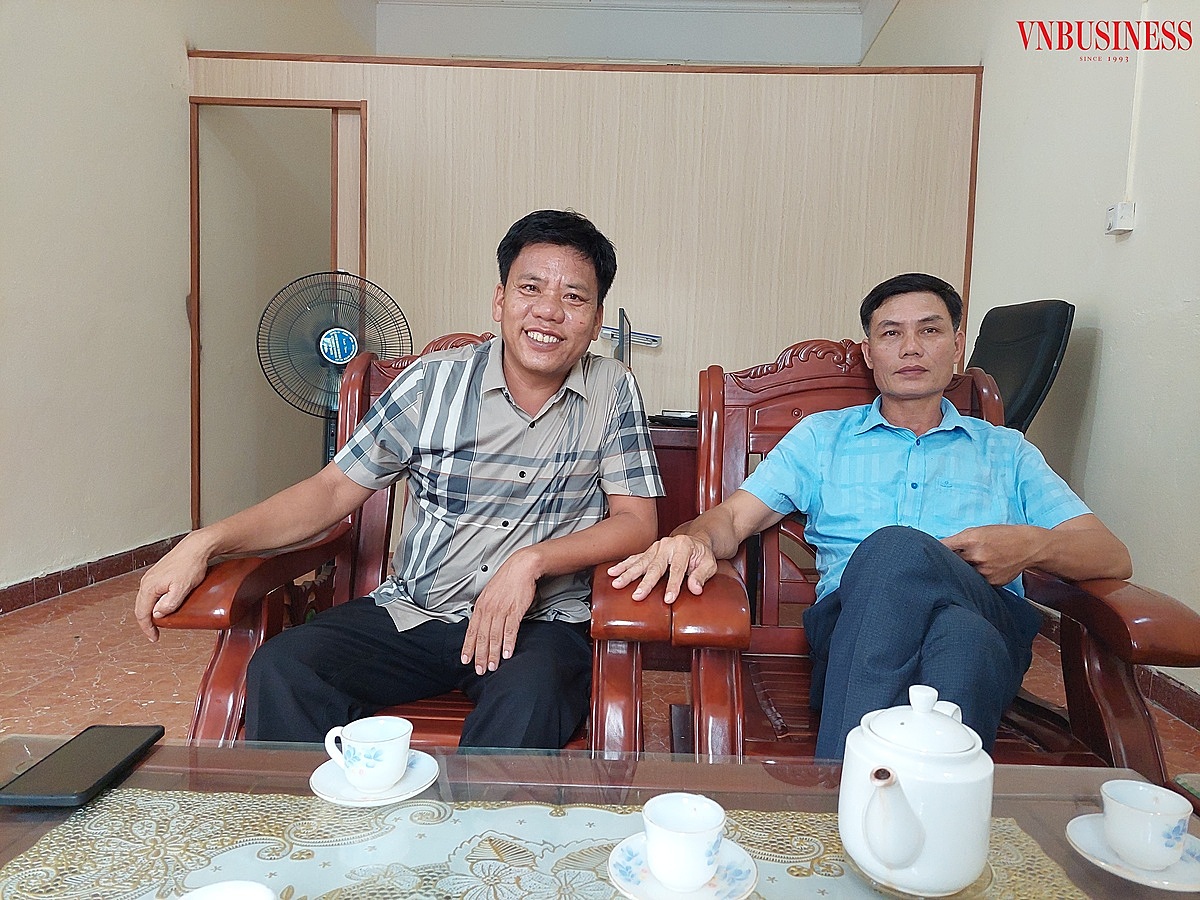 Ông Đào Đăng Dũng – Phó chủ tịch UBND xã Chiến Thắng &lpar;áo xanh&rpar; và ông Phạm Văn Khanh – Giám đốc HTX Sản xuất và kinh doanh dịch vụ nông nghiệp Chiến Thắng &lpar;áo kẻ&rpar; cung cấp thông tin cho phóng viên.