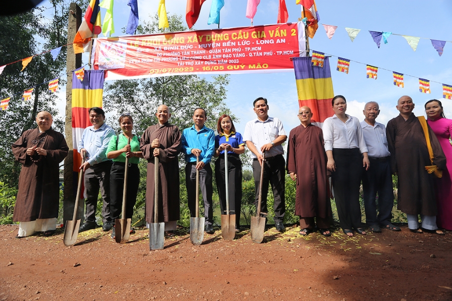 Các chư tăng và phật tử ở Bến Lức nêu cao tinh thần “Đạo pháp, dân tộc, chủ nghĩa xã hội”, chung sức xây dựng nông thôn mới tại địa phương.