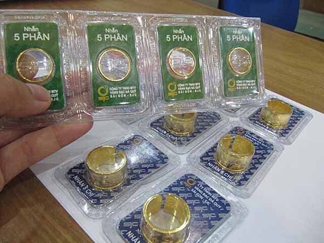 Cùng chiều thế giới, giá vàng nhẫn và vàng miếng SJC đều điều chỉnh giảm.