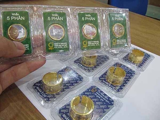Cùng chiều thế giới, giá vàng nhẫn và vàng miếng SJC đều điều chỉnh giảm.
