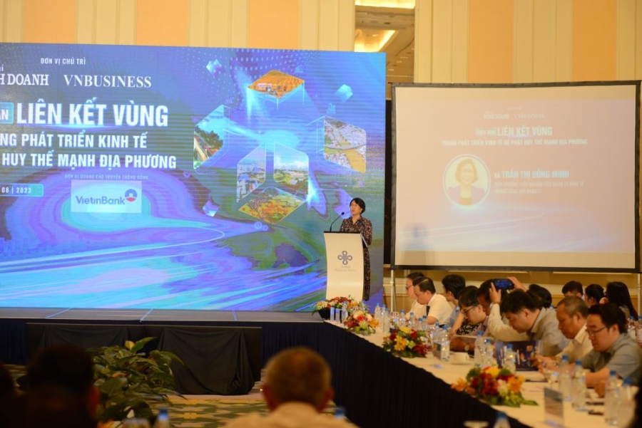 Viện trưởng CIEM Trần Thị Hồng Minh trình bày tham luận.