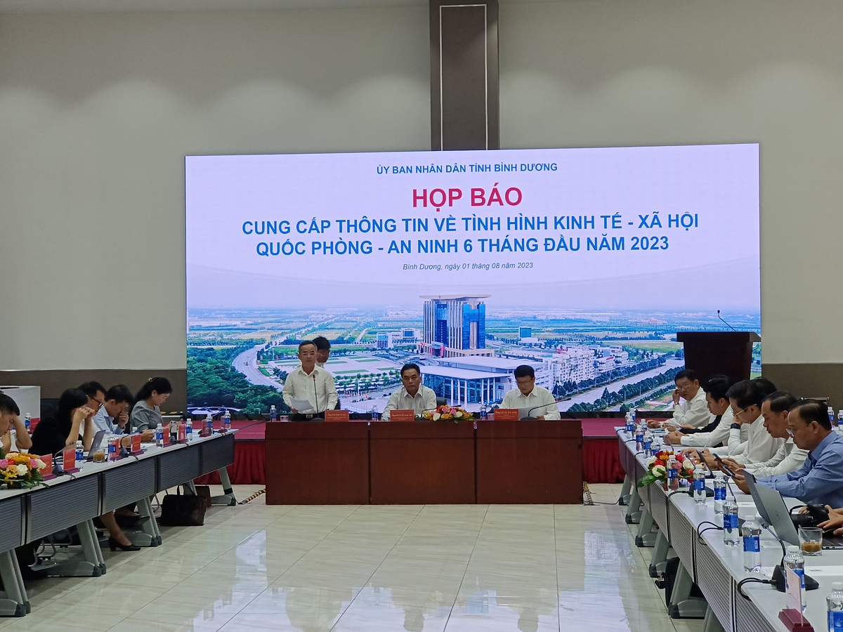 Quang cảnh buổi họp báo thông tin về tình hình phát triển kinh tế - xã hội tỉnh Bình Dương 6 tháng đầu năm 2023.
