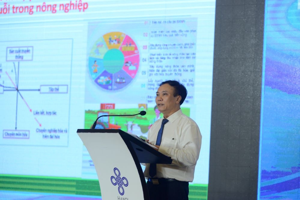 Cục trưởng Cục Kinh tế hợp tác và Phát triển nông thôn &lpar;Bộ NN&PTNT&rpar; trình bày tham luận.
