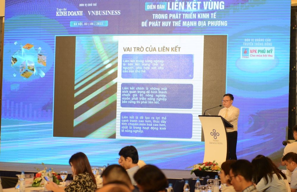 TS Vũ Mạnh Hùng, Vụ trưởng Vụ Nông nghiệp và Phát triển nông thôn &lpar;Ban Kinh tế Trung ương&rpar; trình bày tham luận.