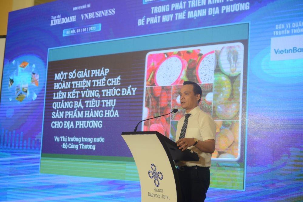 Phó Vụ trưởng Vụ Thị trường trong nước &lpar;Bộ Công Thương&rpar; Hoàng Anh Tuấn trình bày tham luận.