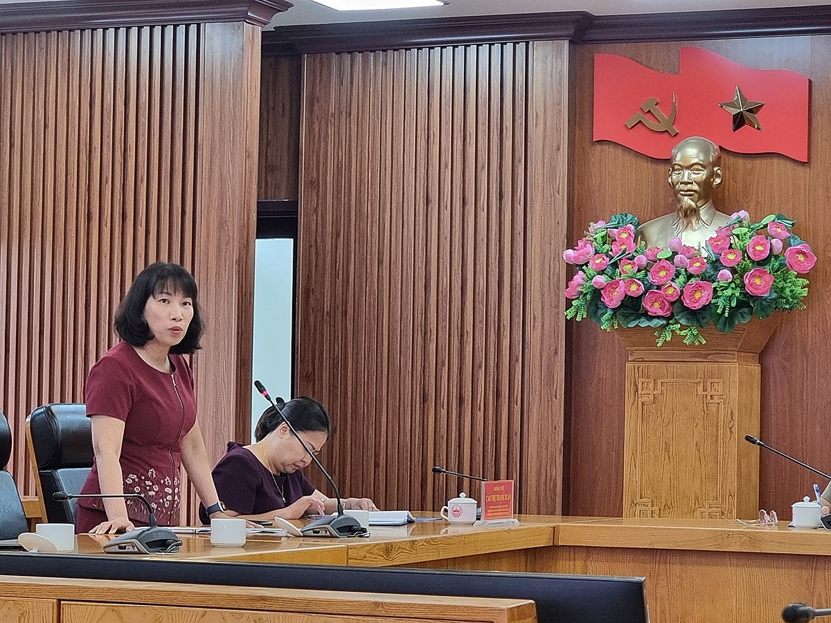 Hiệu trưởng trường Tiểu học Đinh Tiên Hoàng Đoàn Thị Thu Hằng cho rằng, cần tiếp tục mô hình thuê doanh nghiệp chuyên nghiệp vào chế biến, cung cấp suất ăn cho học sinh bán trú.