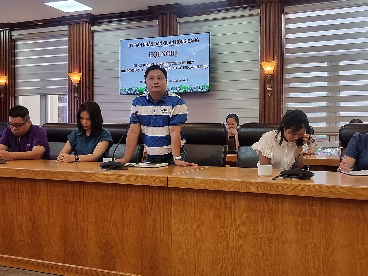 Một trong các đại biểu đại diện cho Ban đại diện cha mẹ học sinh phát biểu.