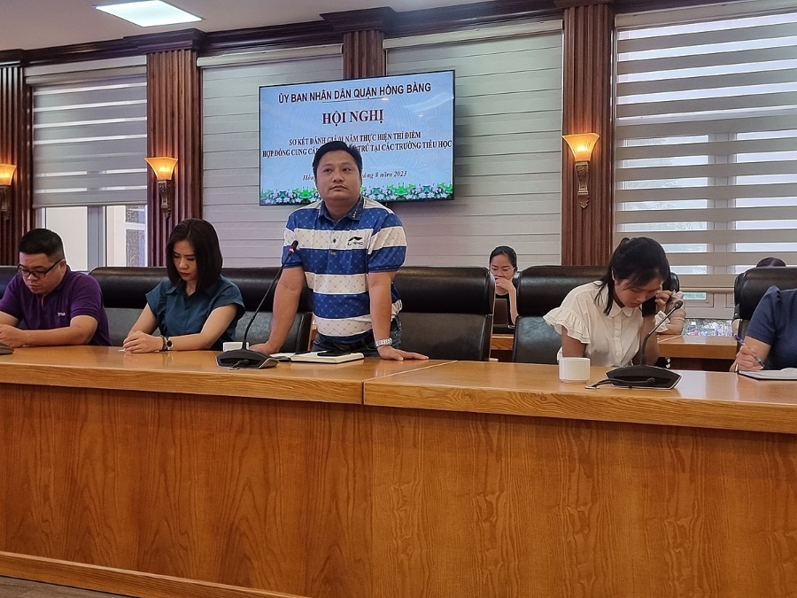 Một trong các đại biểu đại diện cho Ban đại diện cha mẹ học sinh phát biểu.