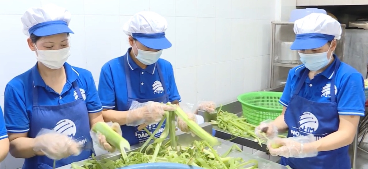 Đội ngũ nhân viên chế biến thức ăn của công ty Hoàng Minh.
