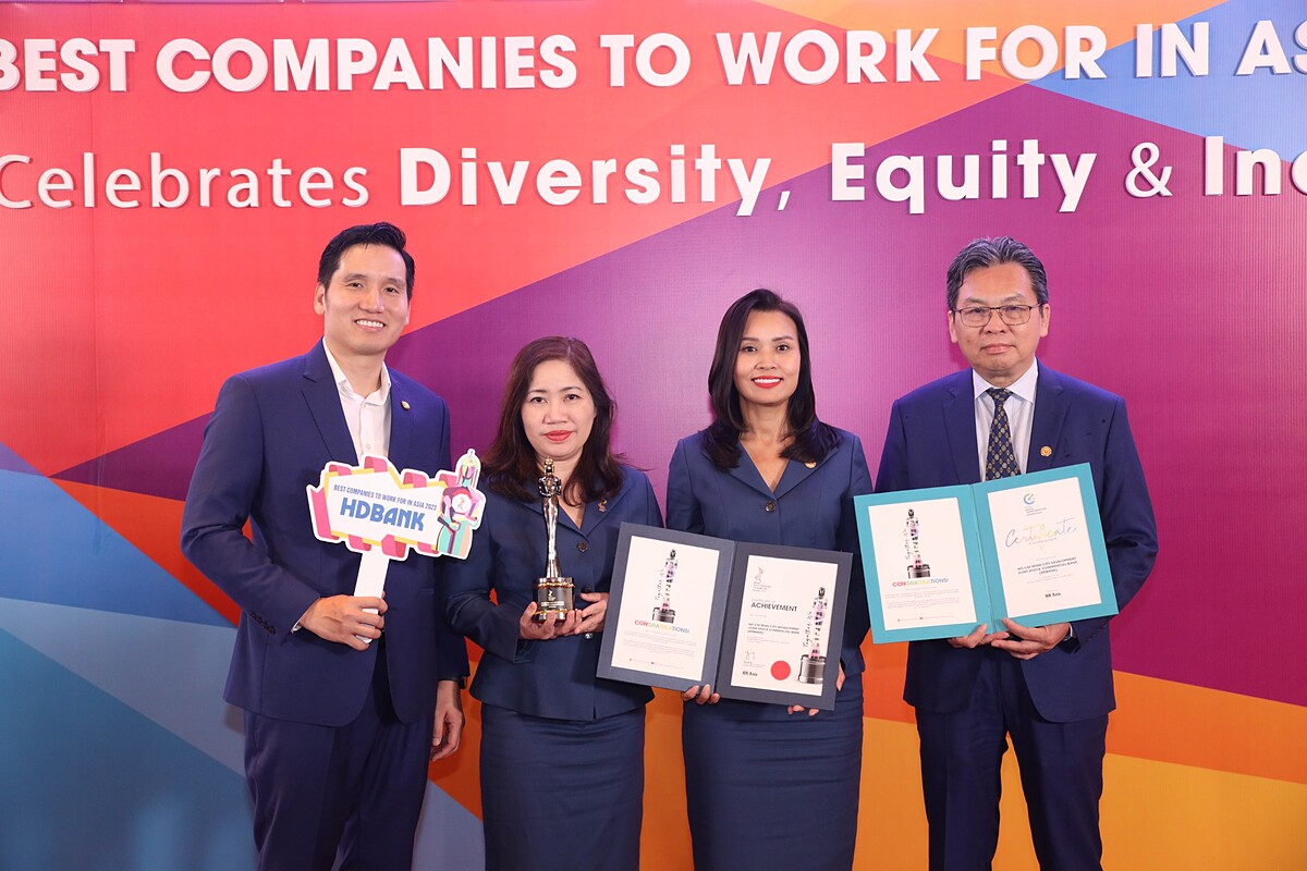 Để khai thác tiềm năng nhân tài, HDBank đã tổ chức các chương trình thi đua kinh doanh với các giải thưởng hấp dẫn; chương trình tôn vinh các CBNV lâu năm xuất sắc.