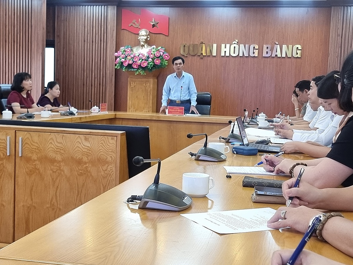 Ông Phạm Văn Đoan, Chủ tịch UBND quận Hồng Bàng gợi mở nhiều nội dung để xin ý kiến các hiệu trưởng, các Ban đại diện cha mẹ học sinh ở các trường.