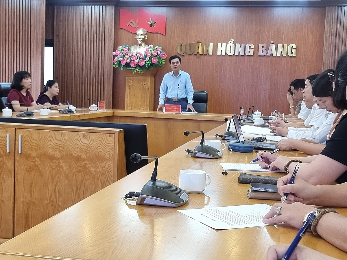 Ông Phạm Văn Đoan, Chủ tịch UBND quận Hồng Bàng gợi mở nhiều nội dung để xin ý kiến các hiệu trưởng, các Ban đại diện cha mẹ học sinh ở các trường.