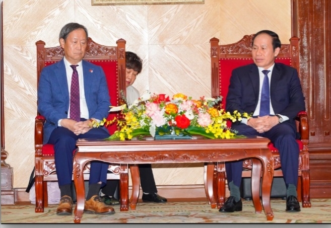 Ông Lê Tiến Châu, Bí thư Thành ủy Hải Phòng tiếp và làm việc với ông Yamada Junichi, Phó Chủ tịch Thường trực cấp cao Văn phòng Cơ quan hợp tác phát triển quốc tế Nhật Bản &lpar;JICA&rpar; &lpar;ảnh Đàm Thanh&rpar;.