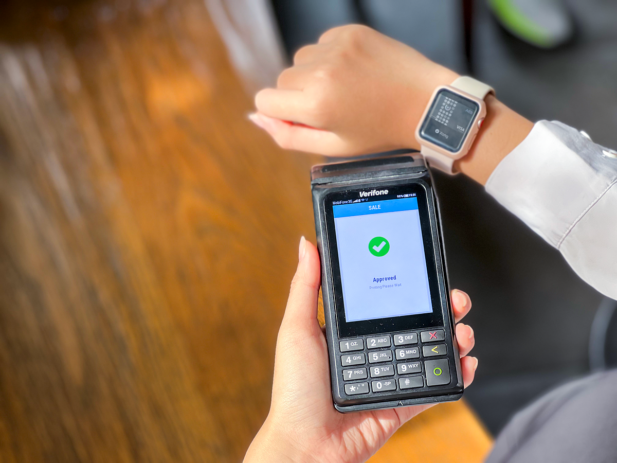 Apple Pay kết nối với Apple Watch.