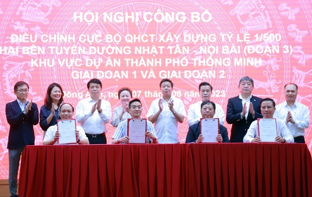 Phó Chủ tịch UBND TP. Hà Nội Dương Đức Tuấn cùng lãnh đạo huyện Đông Anh, nhà đầu tư chứng kiến bàn giao hồ sơ đồ án Điều chỉnh cục bộ quy hoạch chi tiết 1/500 hai bên tuyến đường Nhật Tân – Nội Bài khu vực dự án đầu tư xây dựng Thành phố thông minh.