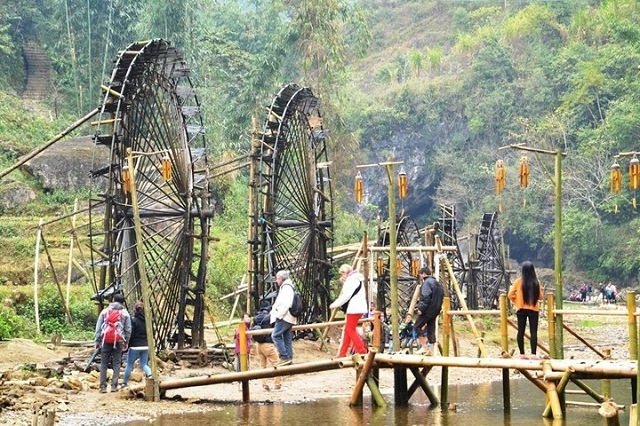 Hoạt động du lịch mở đến các làng, bản đã tạo ra cơ hội việc làm và tăng thu nhập cho cộng đồng các DTTS