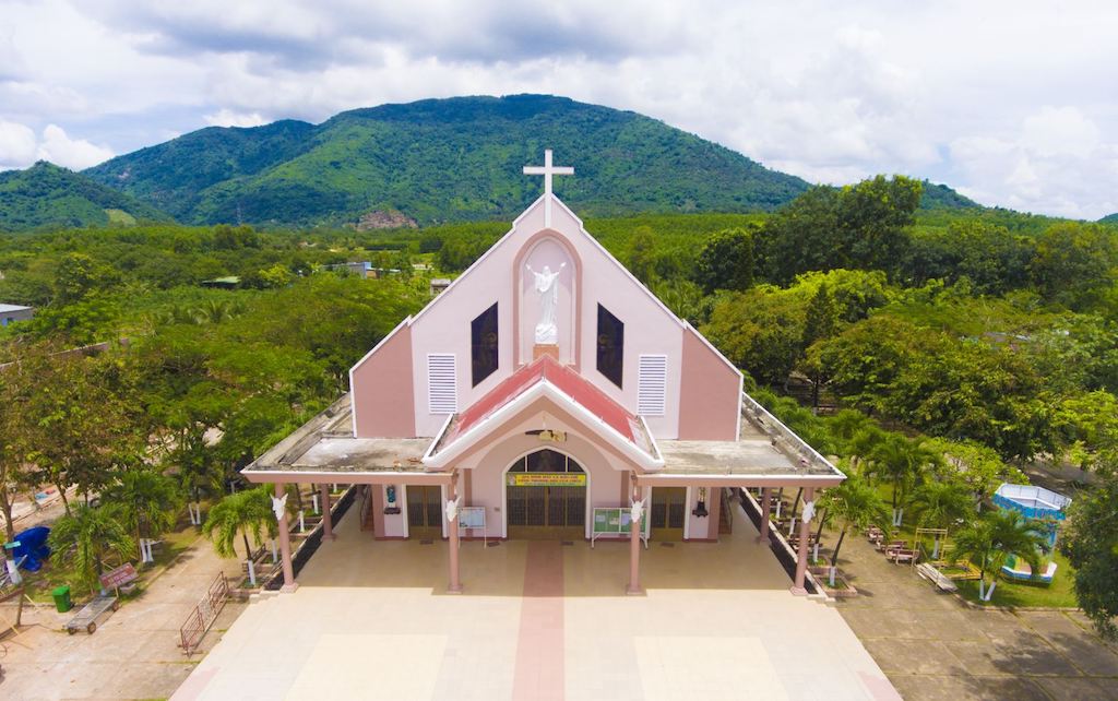 Giáo xứ Russeykeo - tọa lạc ở xã Tân Hiệp, dưới chân núi Chứa Chan.