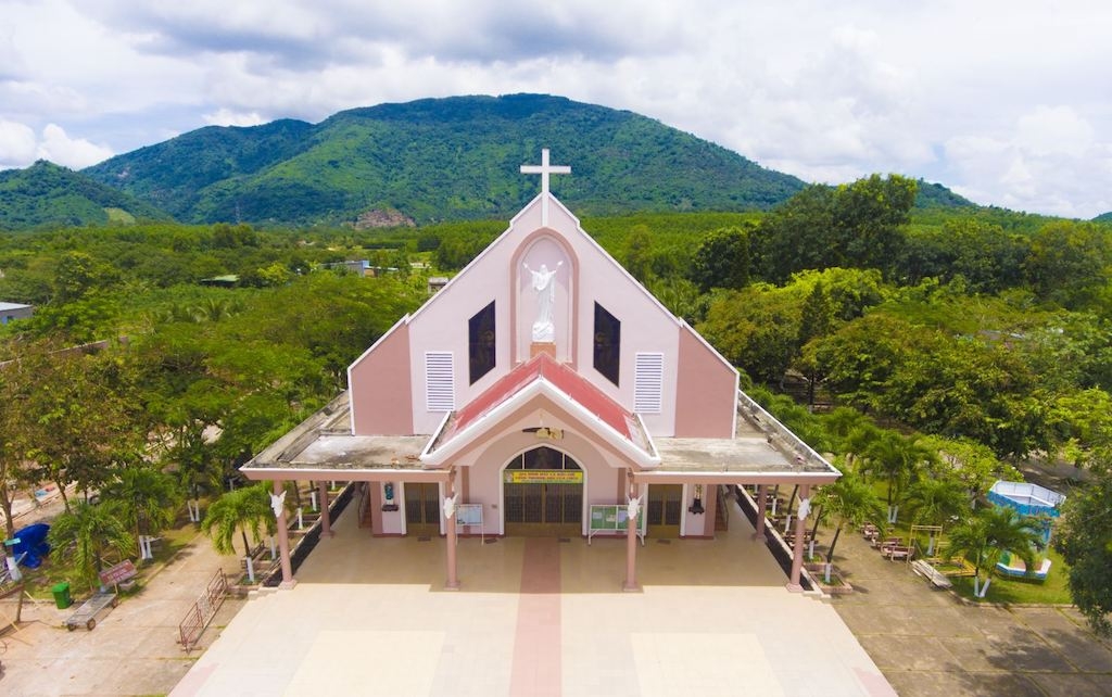 Giáo xứ Russeykeo - tọa lạc ở xã Tân Hiệp, dưới chân núi Chứa Chan.