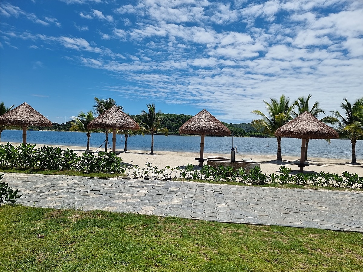 Bãi tắm khu 4 Đồ Sơn được cải tạo từ bãi đầm lầy thành bãi tắm nhân tạo rất đẹp nhưng chưa an toàn.