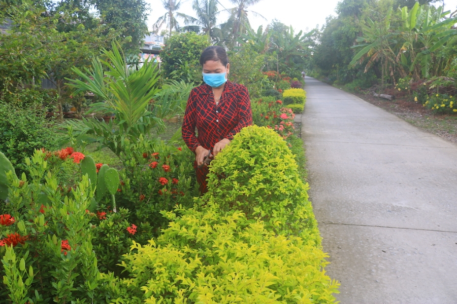 Bà con giáo dân ở xã Xuân Hiệp trồng hoa hai bên đường giao thông nông thôn, giúp vùng quê thêm tươi đẹp.