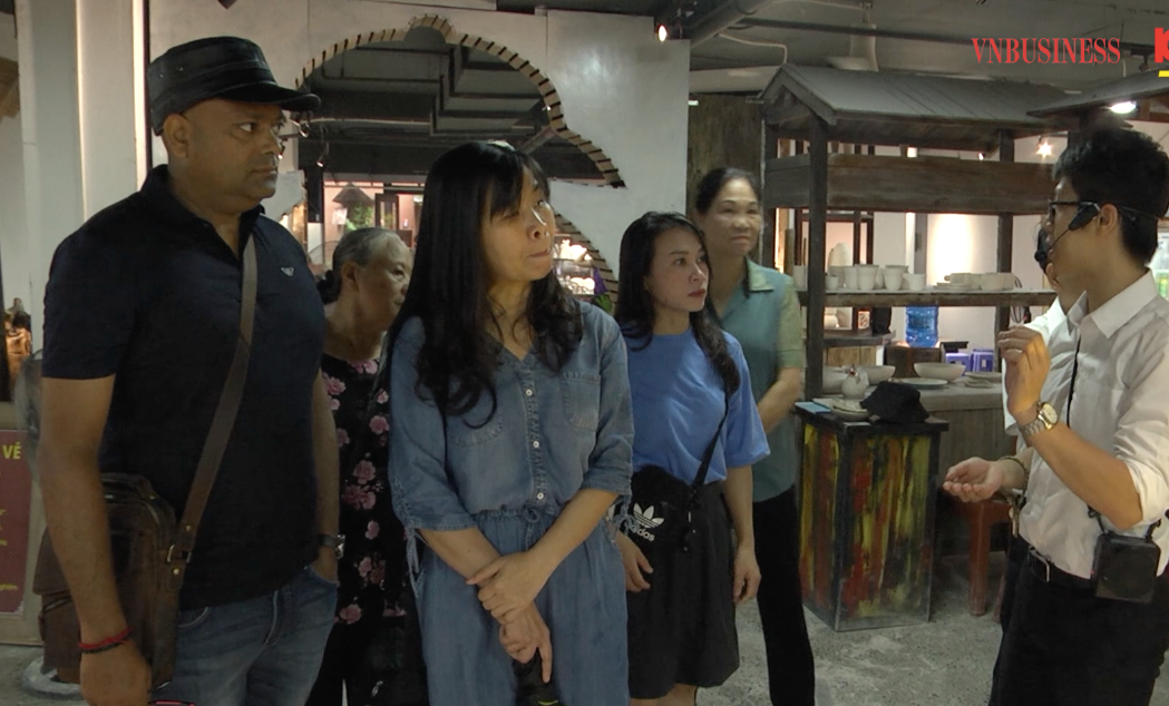 Ngoài ứng dụng công nghệ vào quảng bá sản phẩm thì việc kể câu chuyện văn hóa làng nghề cho du khách cũng là cách làm hay, sáng tạo .