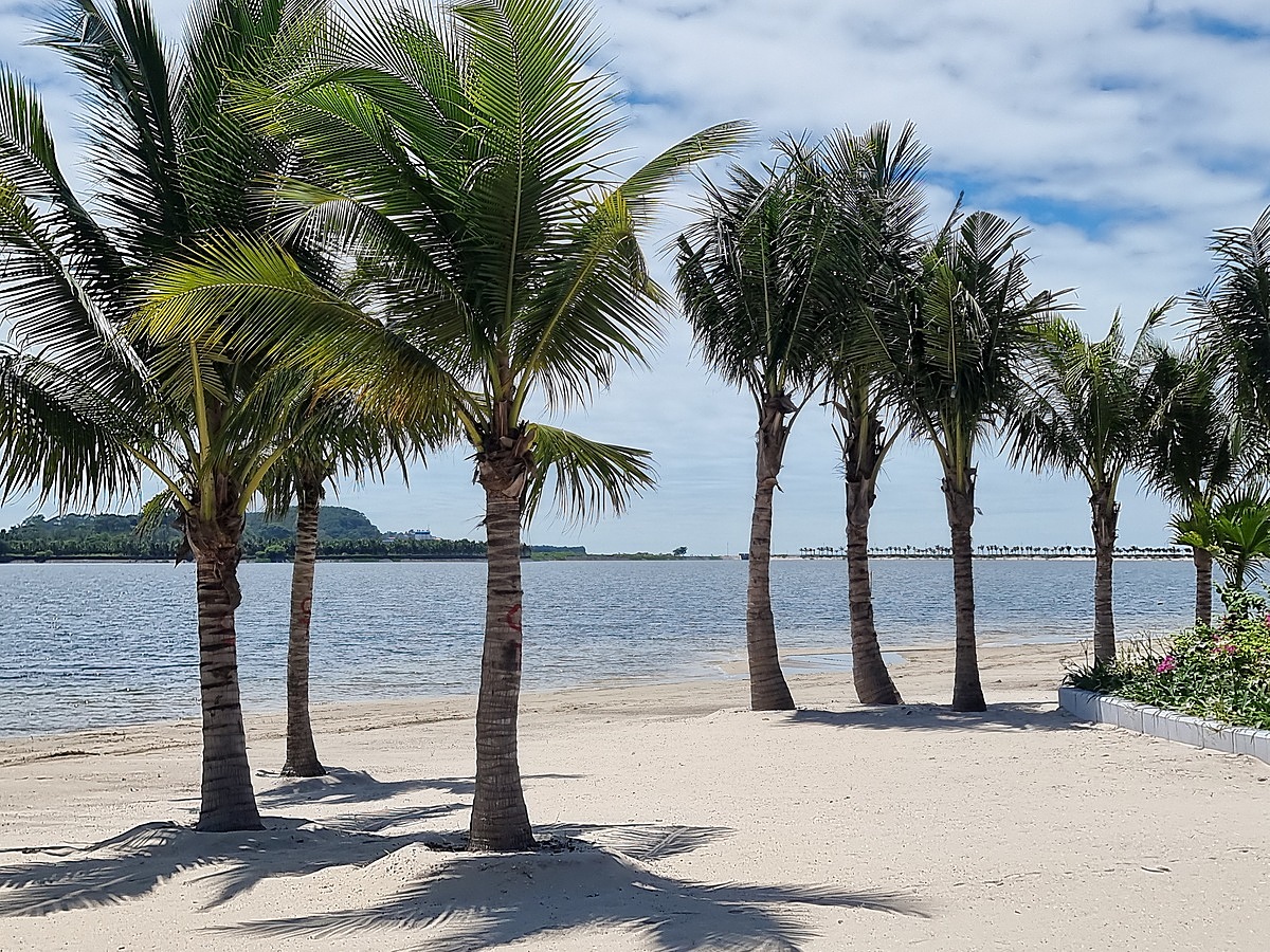 Người dân không thể xuống tắm vì không an toàn.