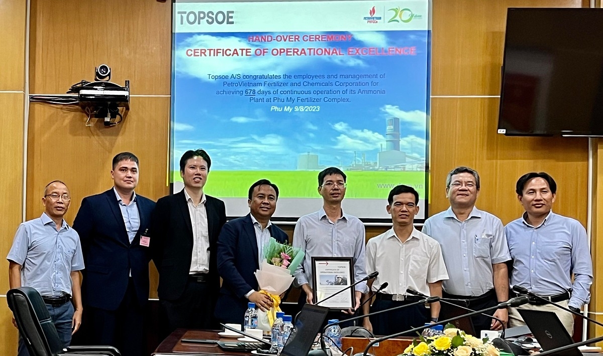 Ông Amrul Atiqi Sansudin – Giám đốc Haldor Topsoe Châu Á, trao Chứng nhận Vận hành xuất sắc cho đại diện NM Đạm Phú Mỹ.